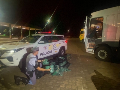 Polícia Rodoviária prende traficante na SP-225 em Santa Cruz do Rio Pardo, com mais de 300 kg de cocaína 
