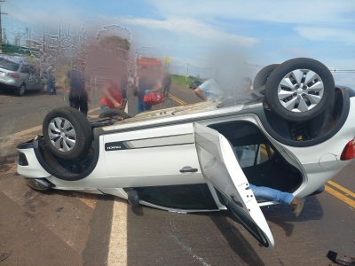 Carros batem no trevo da BR-369 em Andirá