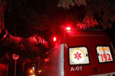 Motociclista atropela pai e filho em Santa Cruz do Rio Pardo; vítimas afirmam que estavam na calçada 