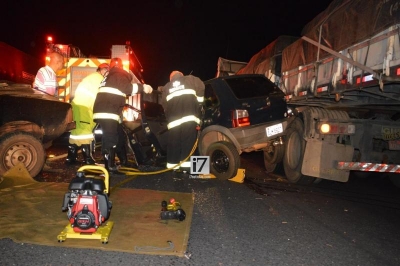 Acidente envolvendo carreta e dois carros deixa feridos na região 