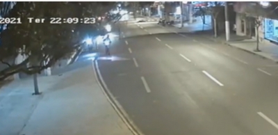 Vídeo mostra momento de colisão entre moto e ambulância em Ourinhos; motociclista está em estado grave 