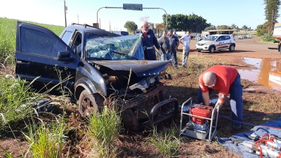 Colisão entre carro e pick-up deixa feridos na BR-369, divisa dos estados