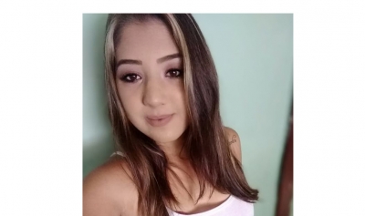 Mulher morre após moto bater em cavalo solto na pista na região