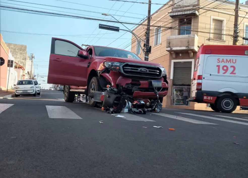  Motociclista fica ferido após ser atingido por caminhonete em cruzamento em Santa Cruz do Rio Pardo 