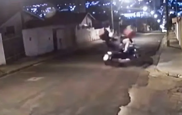 Entregador é arremessado ao ter moto atingida por outro motoboy na região; câmera flagrou acidente
