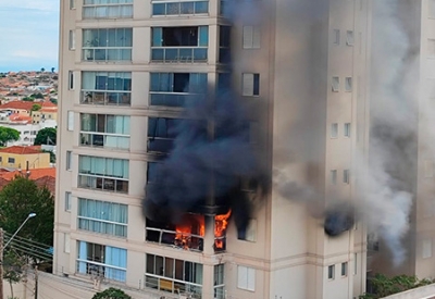 Prédio residencial pega fogo em Assis 
