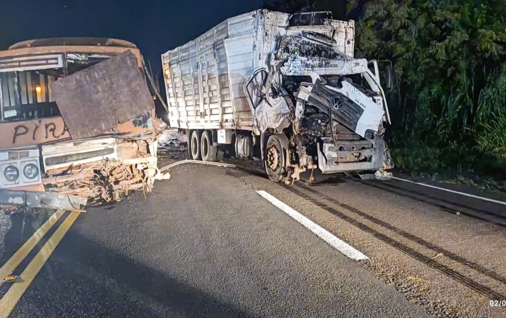 Duas pessoas ficam feridas após caminhão bater em ônibus levado por guincho em rodovia na região 