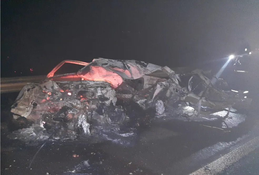 Homem morre carbonizado após batida entre carro e caminhão em rodovia na região 