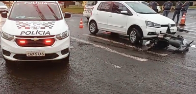 Motociclista é socorrida após colisão com carro em Ourinhos 