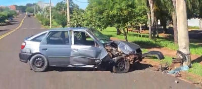 Homem com habilitação vencida e sinais de embriaguez fica ferido após bater carro em poste em Ourinhos