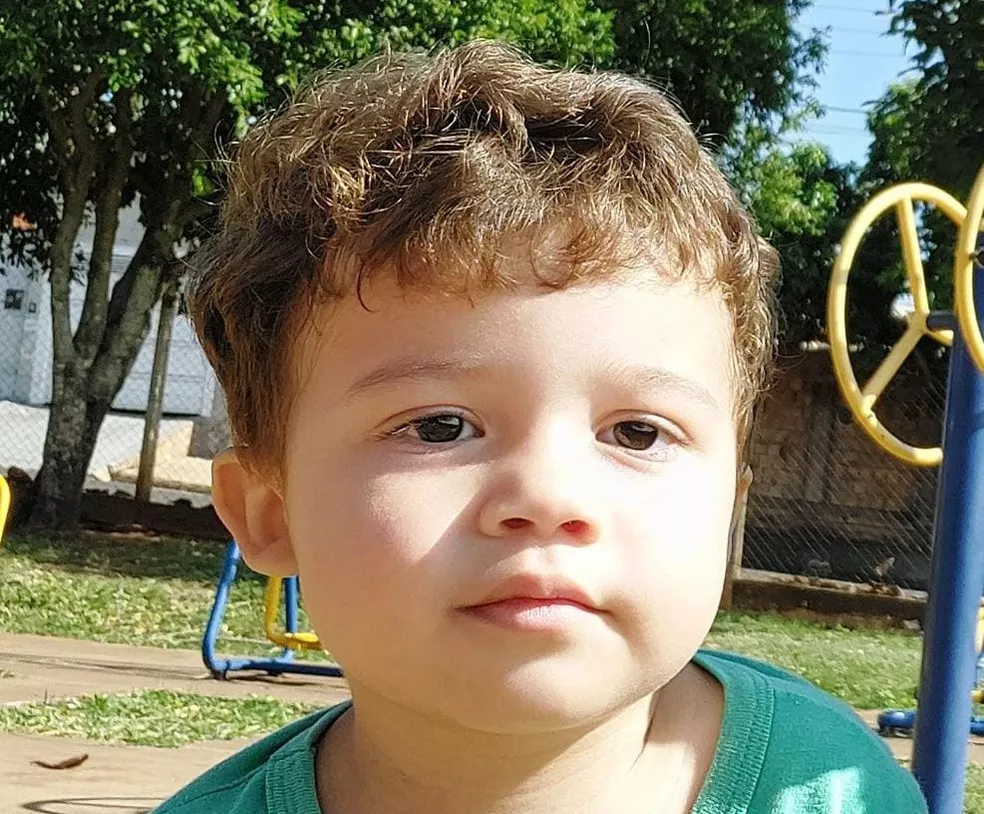 Pais falam que fio colocado na tomada por menino que morreu eletrocutado estava desencapado e ele estava descalço