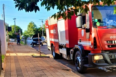 Corpo de Bombeiros atende princípio de incêndio em veículo no centro de Ourinhos 