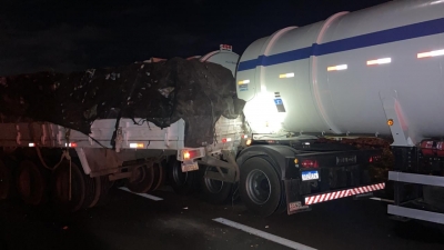 Caminhão com sucata perde o controle e bate em caminhão com etanol na Orlando Quagliato em Ourinhos