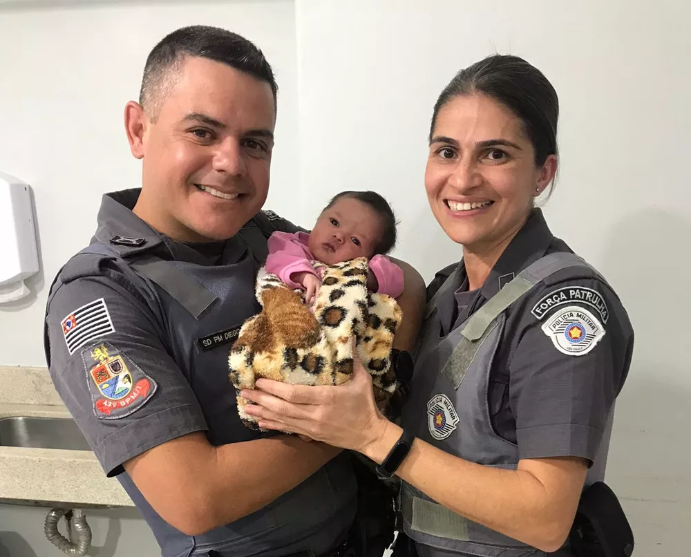 Policiais militares salvam bebê recém-nascida engasgada no interior de SP