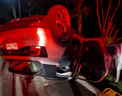 Carro fica danificado após capotar dentro de condomínio de luxo na região