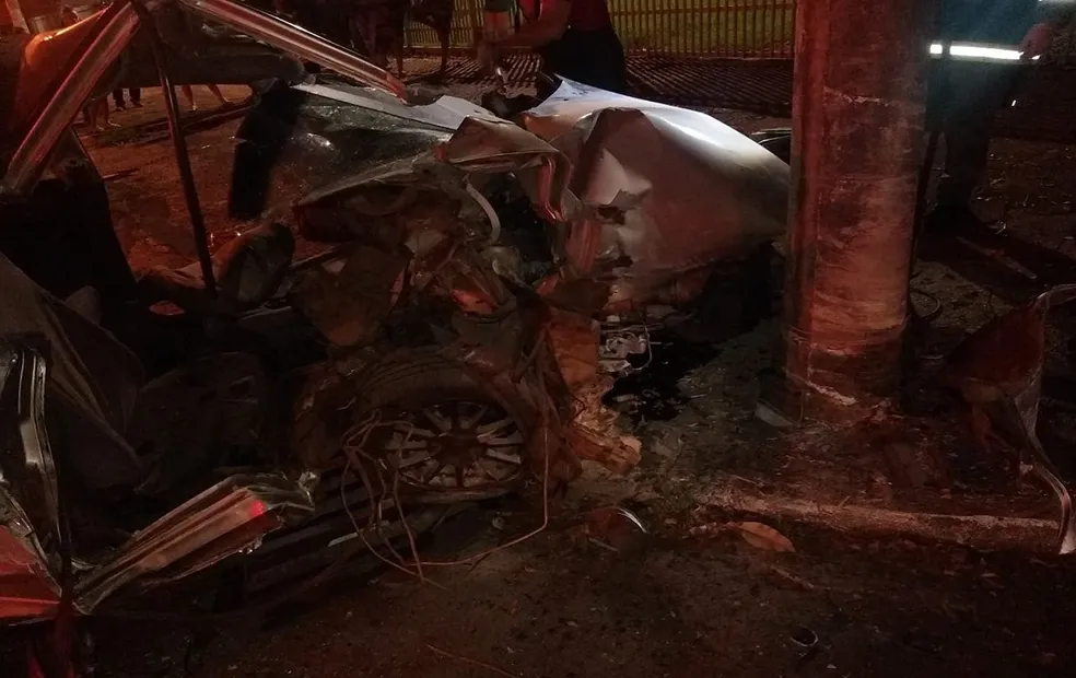 Motorista morre ao ter carro completamente destruído em batida contra poste na região 