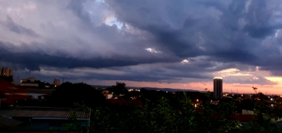 Com previsão de até 300 mm, Defesa Civil emite alerta para chuvas fortes até domingo no interior de SP