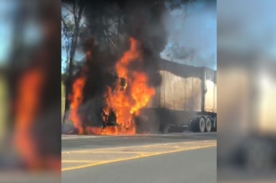 Carreta pega fogo na BR-153 