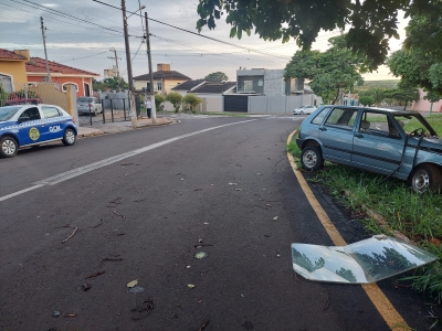Carro é deixado em local de acidente em Ourinhos