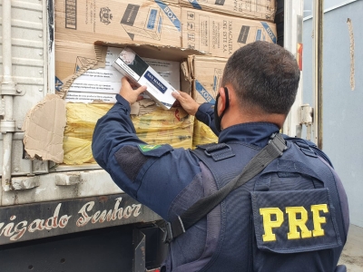 PRF apreende carga de 350.000 mil maços de cigarros paraguaios na BR-153