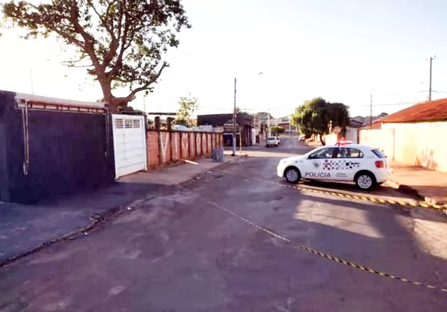 Mulher é presa acusada bater com o carro na moto onde estava o marido que morreu prensado em poste na região 