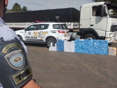 Mais de 400 celulares são achados em fundo falso de caminhão em rodovia da região