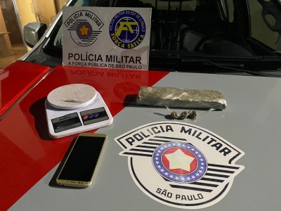 Força Tática da Polícia Militar de Ourinhos encontra tijolo de maconha em casa no HBV e prende serralheiro 