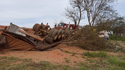 Acidente entre duas carretas deixa motorista gravemente ferido na BR-153 em Ribeirão do Sul 