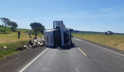 Caminhoneiro fica ferido após tombar carreta na BR-153; motorista foi atendido em Ourinhos 