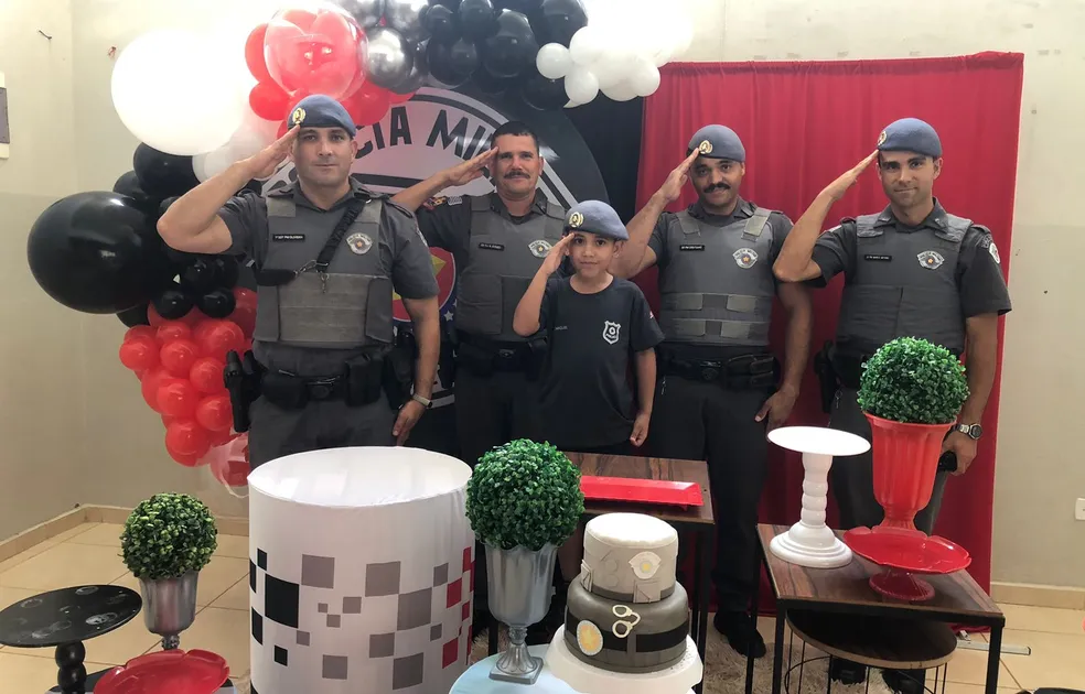 Criança encantada com a Polícia Militar tem festa temática surpresa em Cerqueira César