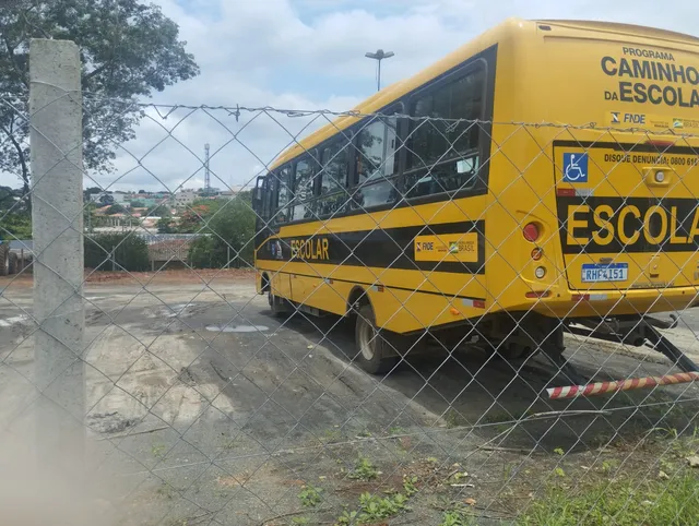 Criança de 2 anos é esquecida em ônibus escolar municipal por três horas no norte do Paraná 
