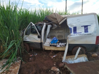 Três pessoas ficam feridas após furgão bater contra ponto de ônibus em Jacarezinho 