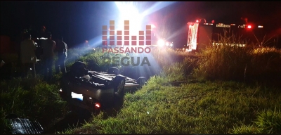 Carro cai em canaleta que divide a pista em rodovia em Ourinhos 