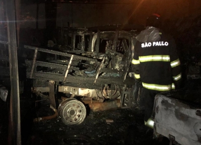 Fogo atinge almoxarifado e danifica veículos de prefeitura na região