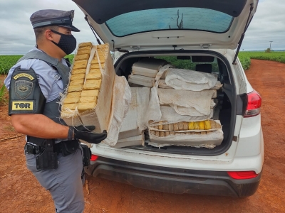 Carro cheio de maconha é apreendido em Ourinhos; condutor fugiu 