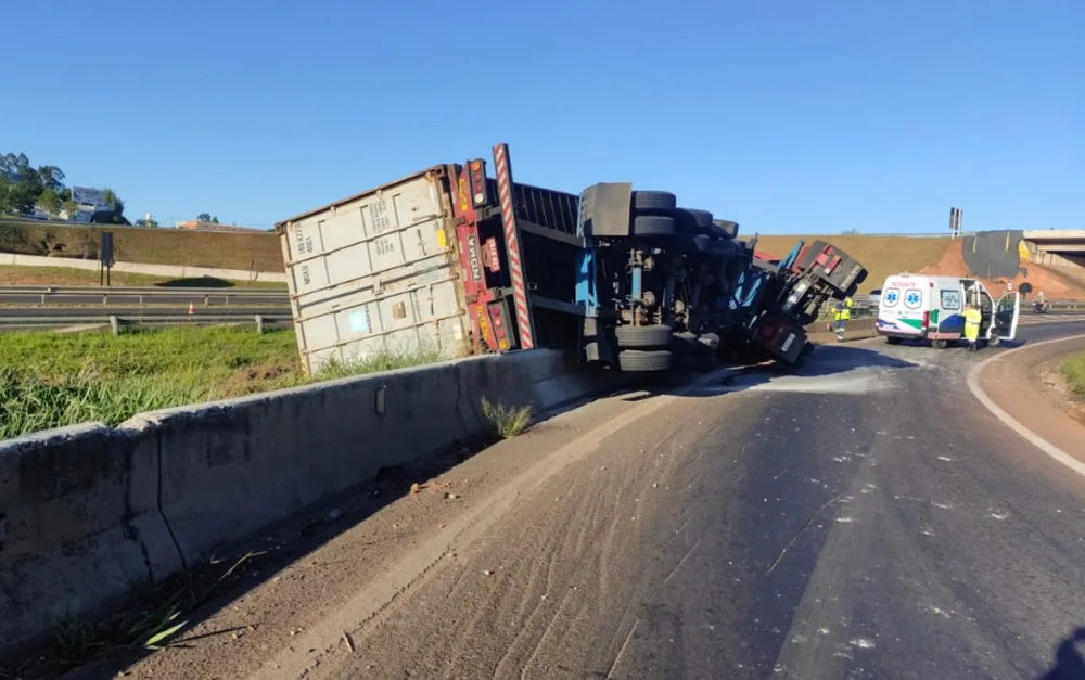 Carreta carregada com chumbo tomba no trecho urbano da rodovia Marechal Rondon em Botucatu