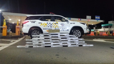 Polícia Rodoviária apreende 35 tabletes de maconha em carro fiscalizado em Santa Cruz do Rio Pardo 