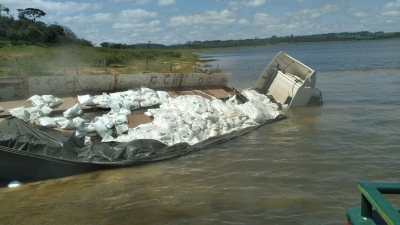 Carreta desgovernada passa a entrada de balsa e cai no Rio Paranapanema; veja o vídeo