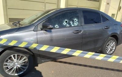 Homem é achado morto em carro atingido por tiros na região 