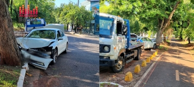 Carro bate em árvore em Ourinhos 