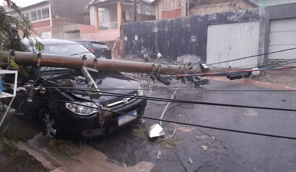 Bauru também tem temporal com ventos fortes e granizo, que derrubou árvores e poste em carro 