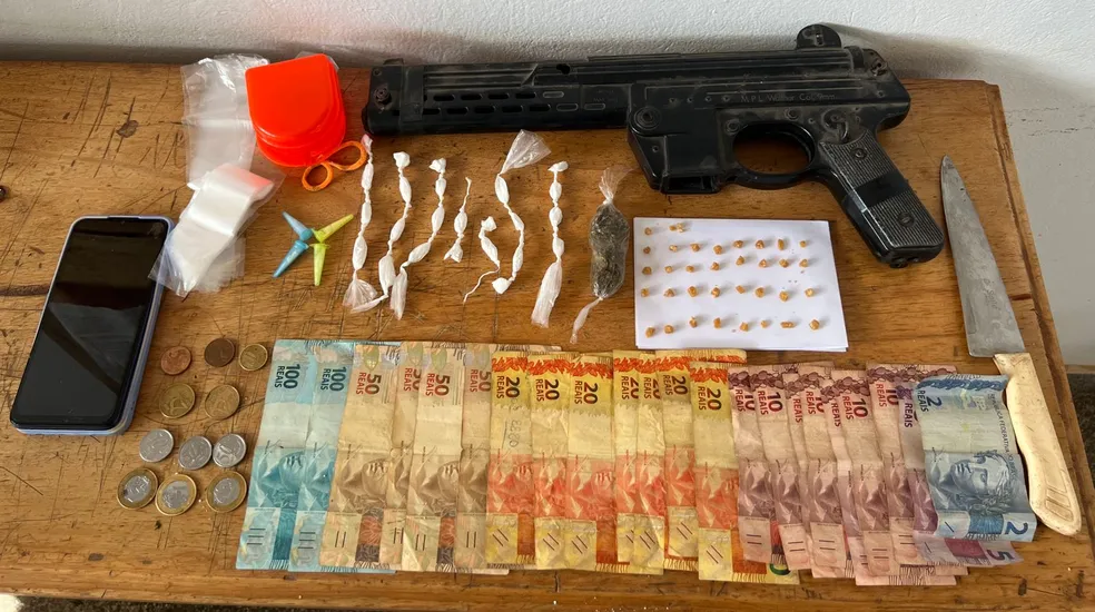 Polícia Civil prende trio com drogas e réplica de metralhadora na região 