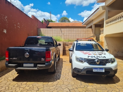 Polícia Militar de Ourinhos recupera caminhonete roubada em Itapetininga e prende casal 