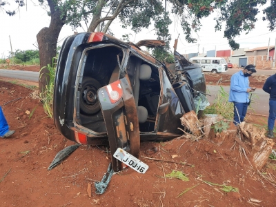 Veículo capota em vicinal entre Ourinhos e Canitar e condutor fica gravemente ferido
