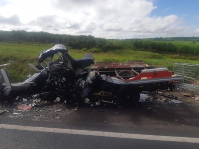 Motoristas morrem em colisão frontal de caminhões na BR-153 entre Ribeirão do Sul e Campos Novos Paulista 