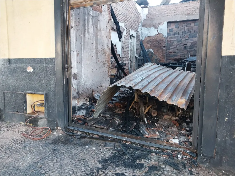 Incêndio destrói oficina e motocicletas na região 