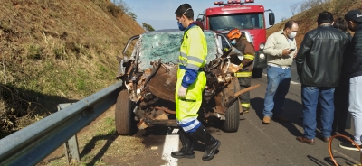 Jovem morre ao bater em traseira de caminhão na SP-225, em Santa Cruz do Rio Pardo