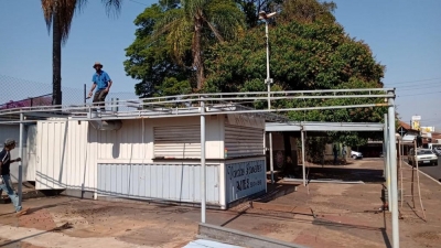 Com ordem judicial, trailers de lanches são retirados de praça na região