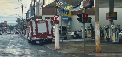 Bombeiros atendem princípio de incêndio em Kombi, em posto de combustíveis no centro de Ourinhos 