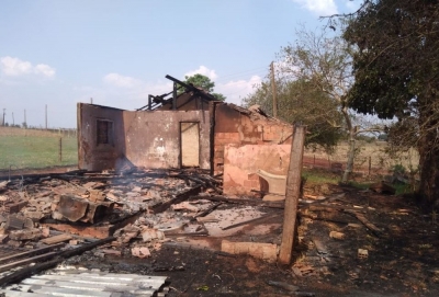 Incêndio atinge casa e mobiliza Corpo de Bombeiros em Santa Cruz do Rio Pardo